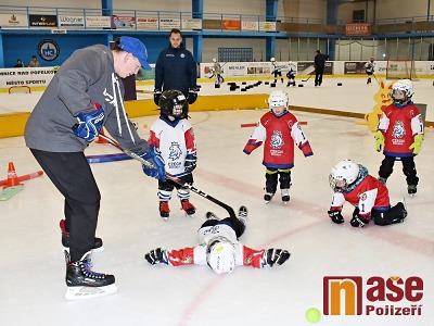 FOTO: Další děti si při Týdnu hokeje v Lomnici vyzkoušely lední hokej
