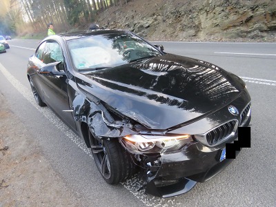 S kradeným BMW ujížděl z Líšného policii a způsobil dvě nehody