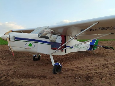 Pilot ultralightu zvládl přistát na poli v Nové Vsi nad Popelkou