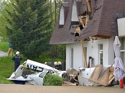 U Vrchlabí narazil ultralight do budovy hotelu
