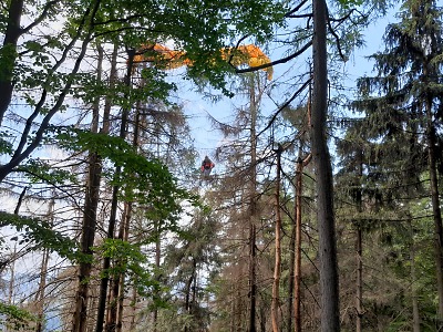 Hasiči zachránili u Kozákova uvízlého paraglidistu