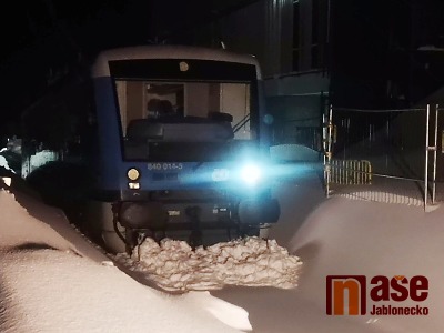 Vlak z Harrachova do Sklarské Poreby uvízl v Polsku v závěji