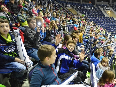 Na vánoční akci do arény dorazilo téměř 900 dětí