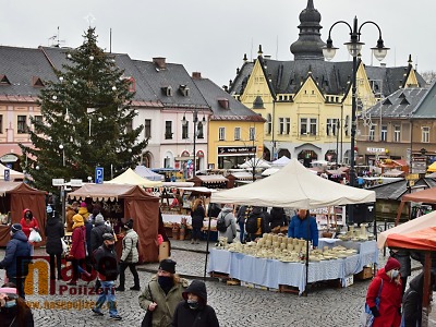 FOTO: Vánoční jarmark v Jilemnici i s omezeními lákal návštěvníky