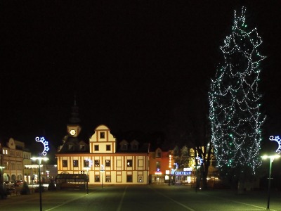 Vánoční strom zdobí vrchlabské náměstí i zámek