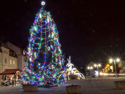 Na severu Čech se rozsvítí díky pomoci ČEZ vánoční stromy v 50 obcích
