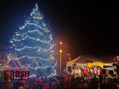 Obrazem: Rozsvícení vánočního stromu v Semilech 2025