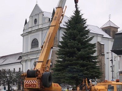 Vánoční strom je na náměstí Českého ráje v Turnově instalován