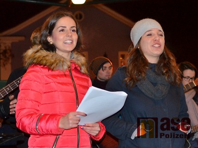 Obrazem: Zpívání koled na vrchlabském náměstí