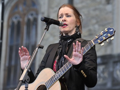 FOTO: Legendární písničkářka Suzanne Vega vystoupila na Sychrově