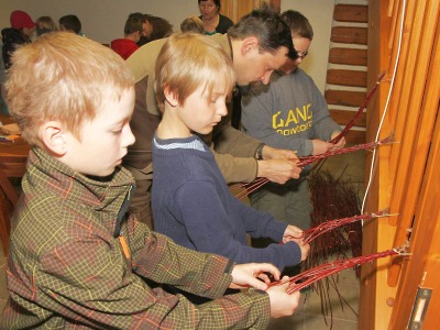 FOTO: Děti v Krkonošském muzeu malovaly vajíčka a pletly pomlázky