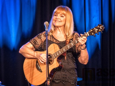 FOTO: Věra Martinová zaplnila plavskou sokolovnu