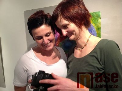 Obrazem: Vernisáž výstavy Šárky Coganové a Lady Capouškové