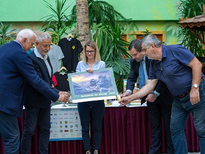 Na vernisáži představili benefiční kalendář Zaostřeno na Jizerky 2026