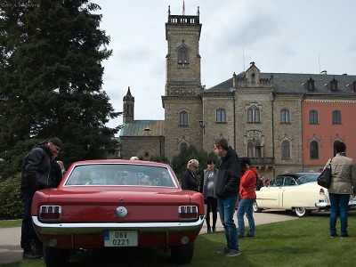 Obrazem: Setkání automobilových amerických veteránů na Sychrově