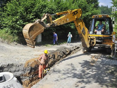 Letošní léto budou na Malé Skále operovat stavební stroje