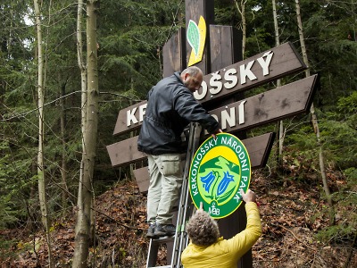 U vjezdů do Krakonošského parku už najdete stojany s novým logem