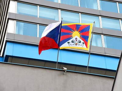 Vlajka pro Tibet opět visí na krajském úřadu