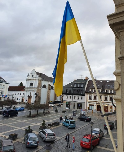 Na turnovské radnici vlaje ukrajinská vlajka