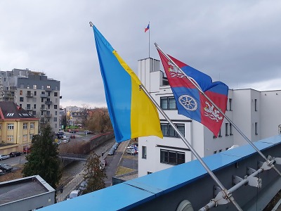 Liberecký kraj podporuje Ukrajinu, vyvěsil její vlajku