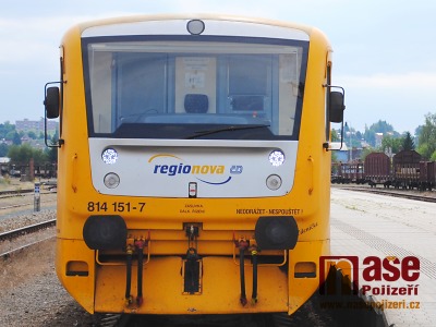 Na přejezdu v Přepeřích se střetl vlak s chodcem, který srážku nepřežil