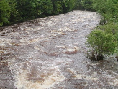 Hladiny řek během noci nebezpečně stoupaly, aktuálně už Jizera klesá