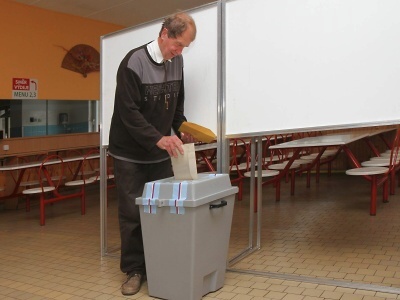 Volby jsou zahájeny, jako jeden z prvních volil Jiří Wonka
