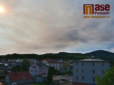 Kouř z lesního požáru v Českém Švýcarsku došel až do Vrchlabí