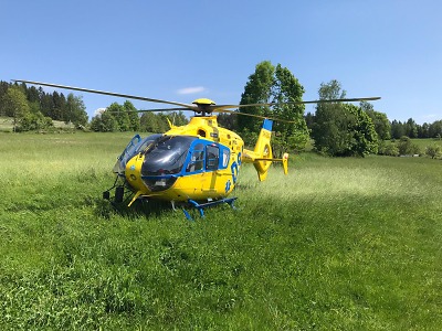 Na cyklistu u zámku Hrubá Skála spadl strom