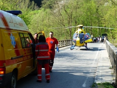 Záchranný vrtulník převážel zraněnou holčičku 