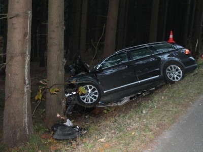Zatáčkou ve Zlaté Olešnici projel rychle a zastavil se až o strom