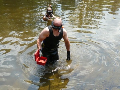 Policisté zadrželi podezřelou ženu a vylovili z Jizery v Sytové kasičku