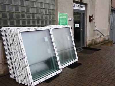 Probíhají výměny oken na turnovských sportovištích