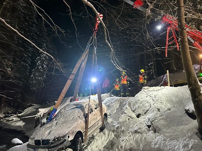 Zasněžený automobil vyprostili z Jizerky jilemničtí hasiči