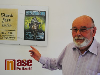 Schody v semilské Jitřence zdobí filmové plakáty Káji Saudka