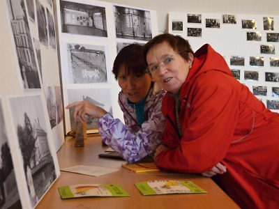 FOTO: Výstavu o historii místní textilky navštívilo v Košťálově 250 lidí