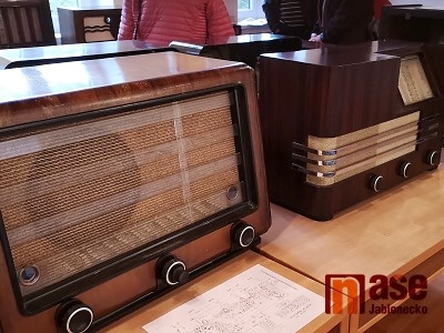 VIDEO: Retro rádia vystavují na Městském úřadě v Rychnově