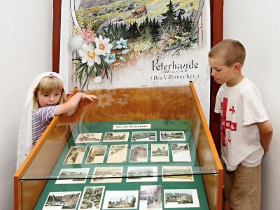 Obrazem: Vernisáž výstavy Zlatý věk Krkonošských pohlednic