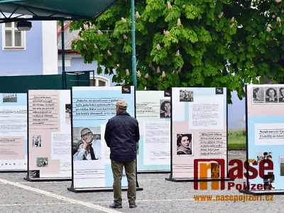 Výstava Z totality do totality je aktuálně na náměstí ve Vrchlabí