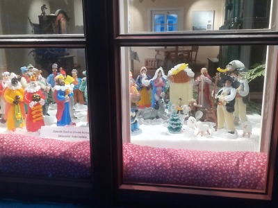 Výstavní okénka s betlémy v Kittelově domě už září