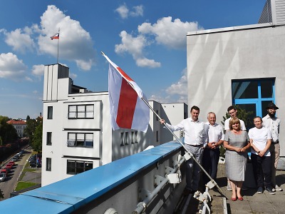Liberecký kraj vyvěsil historickou vlajku Běloruska na podporu občanů