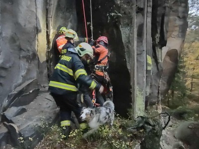 Hasiči zachraňovali psa v Betlémských skalách u Mírové
