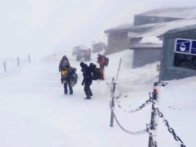 Turista šel na Sněžku v mrazivém dešti jen v trenýrkách!