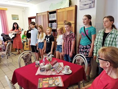 Žáci ze Žižkovky představili knížku Děti Turnovu seniorům