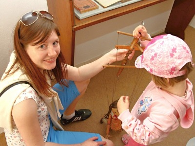 FOTO: Děti i dospělí si přišli pohrát s loutkami v Krkonošském muzeu