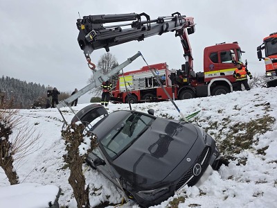 Systém eCall přivolal pomoc hasičů k havarovanému autu v Plavech
