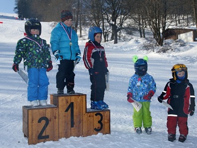Obří slalom na Kozákově proběhl za krásného počasí s účastí 25 dětí
