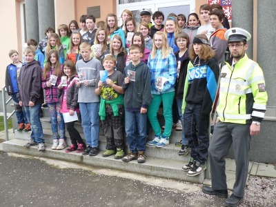 Policisté poučili o dopravních pravidlech žáky v Roztokách u Jilemnice 