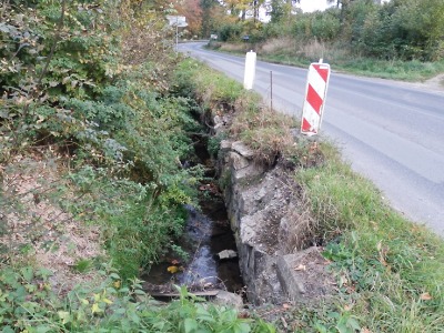 Povodní poškozená opěrná zeď v Bělé u Turnova se dočká opravy