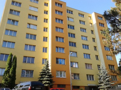 Bytový podnik v Železném Brodě finišuje s výměnou oken městských bytů